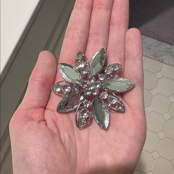 Silver Flower Star Brooch with Gemstones - Picture 4 of 5